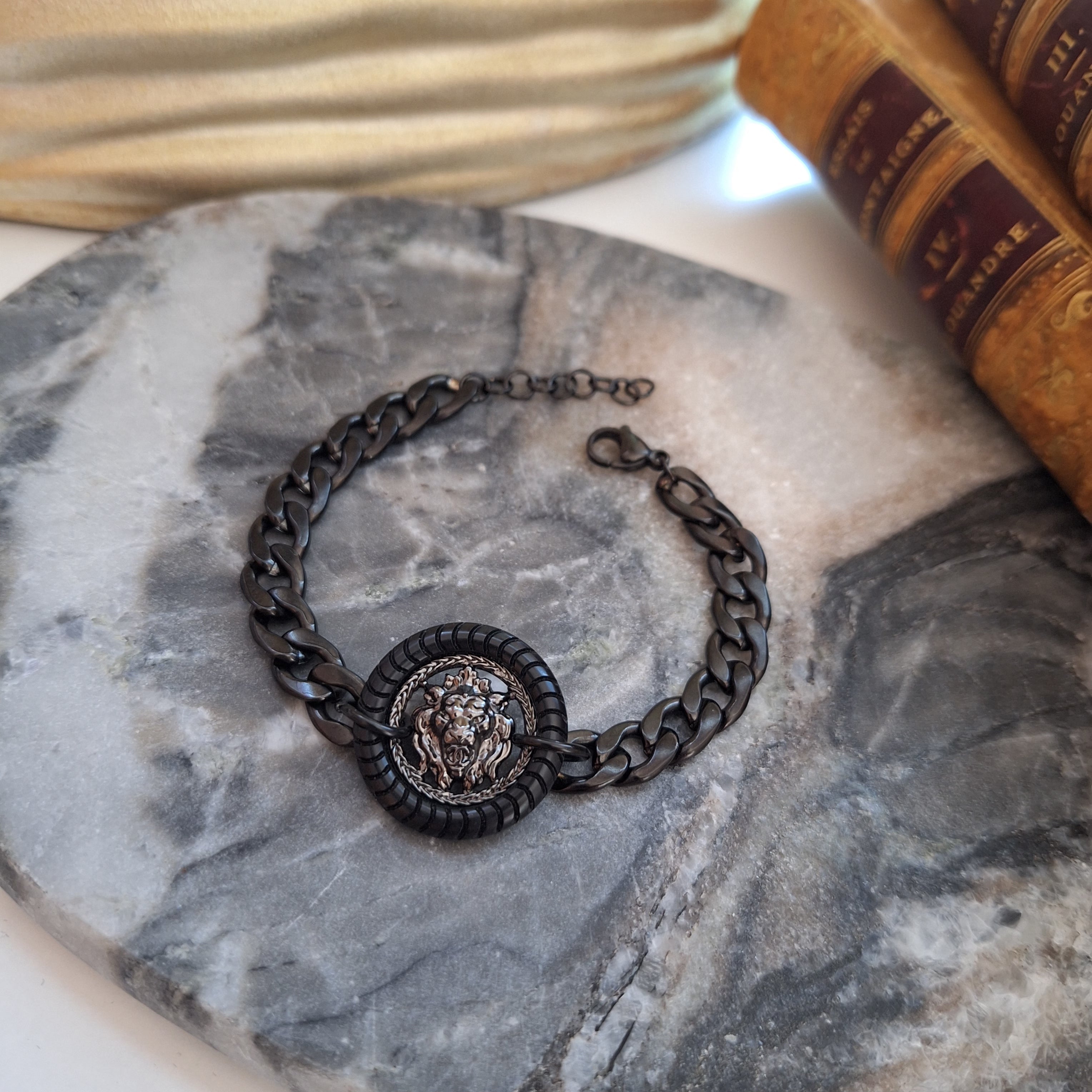 Luz Bracelet - Relux handcrafted creation with upcycled vintage button