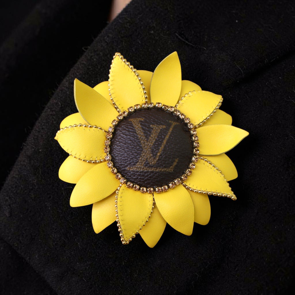 Spilla Girasole in Pelle e Strass – Upcycled