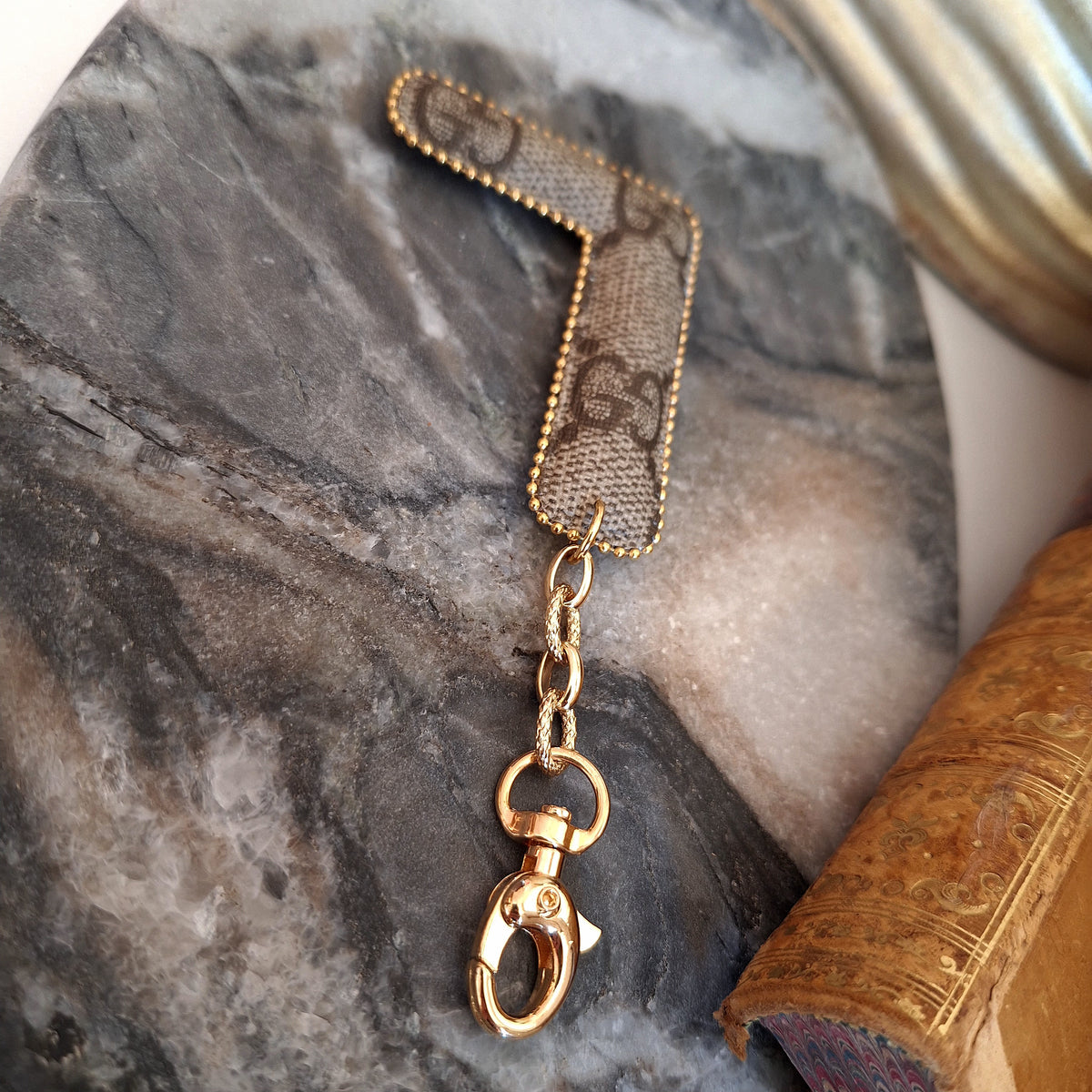 Portachiavi lettera iniziale - Creazione artigianale Relux in pelle vintage upcycled