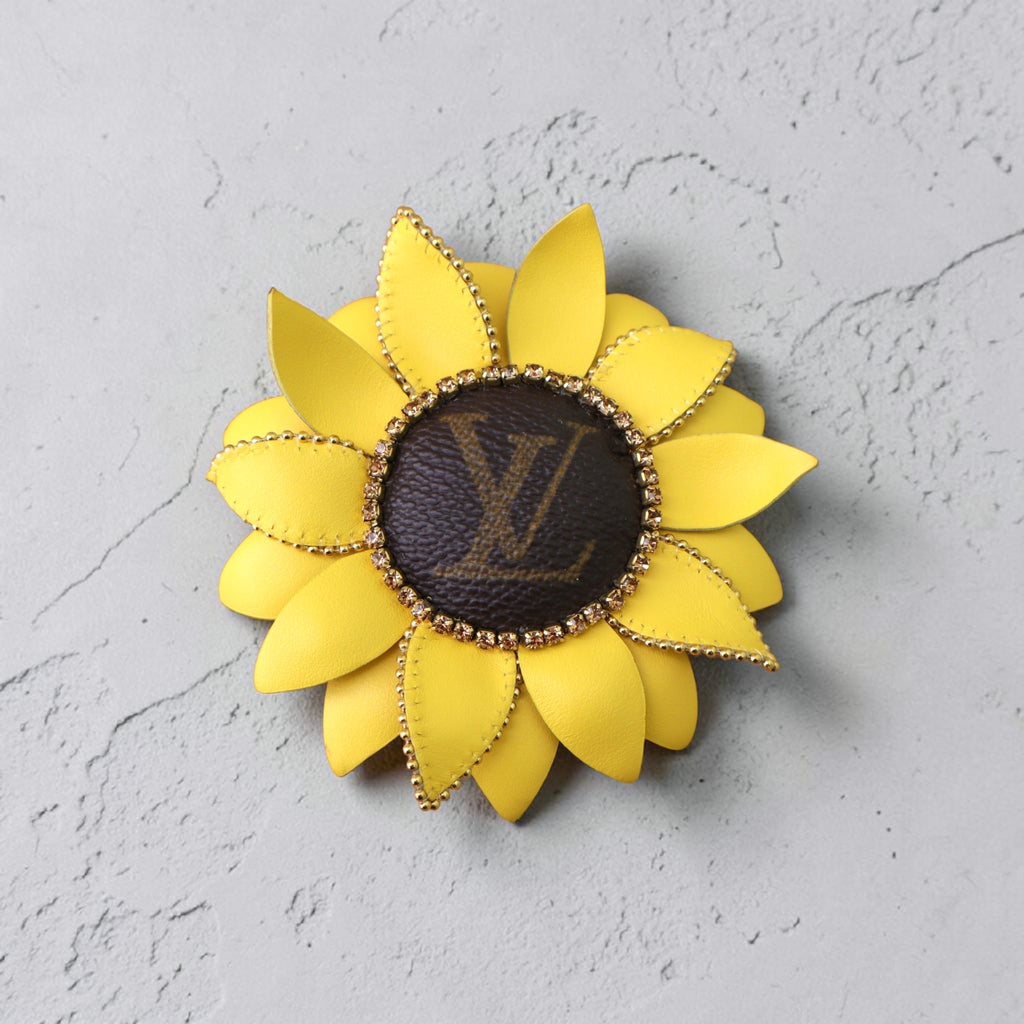 Spilla Girasole in Pelle e Strass – Upcycled