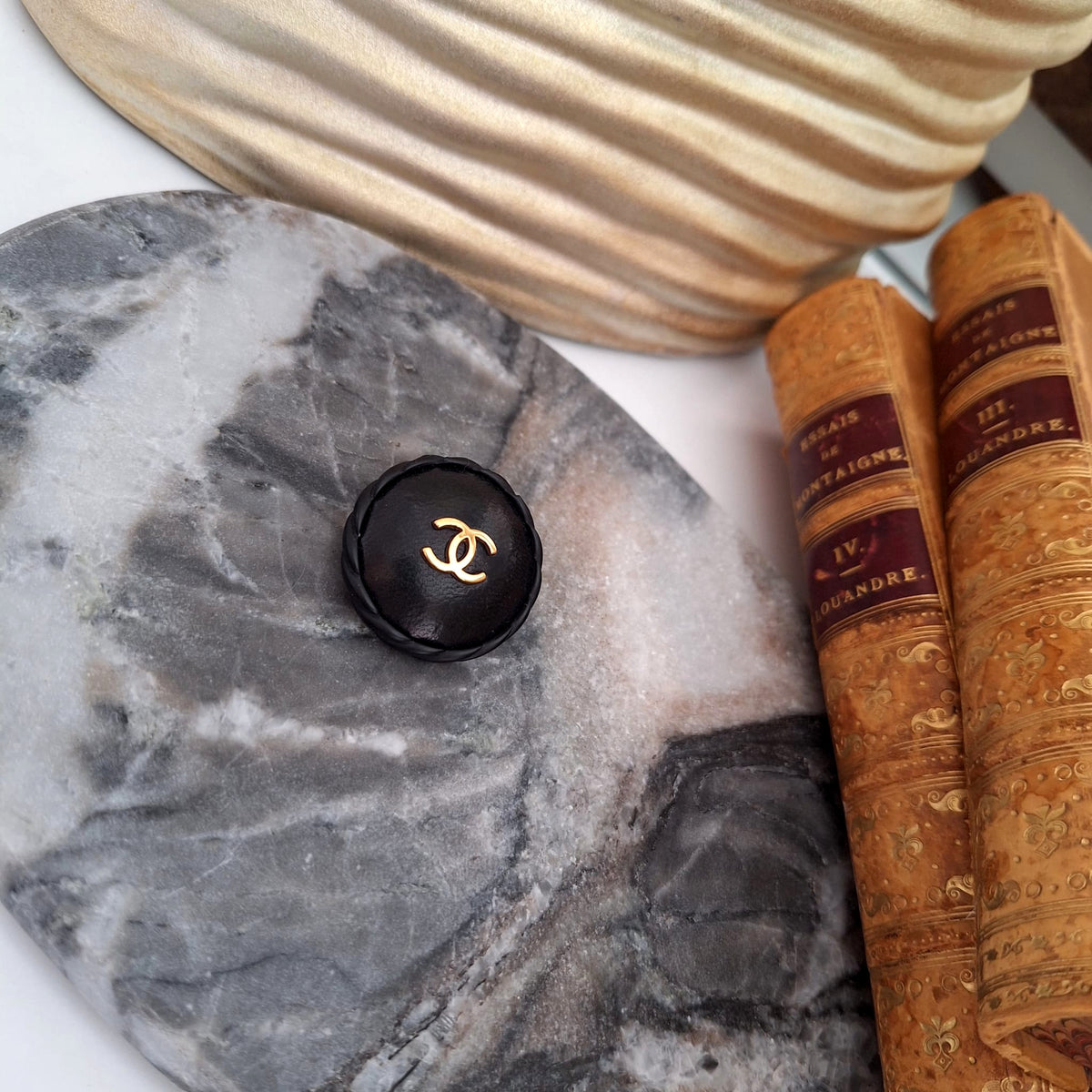 Spilla Nora - Creazione artigianale Relux con bottone vintage upcycled