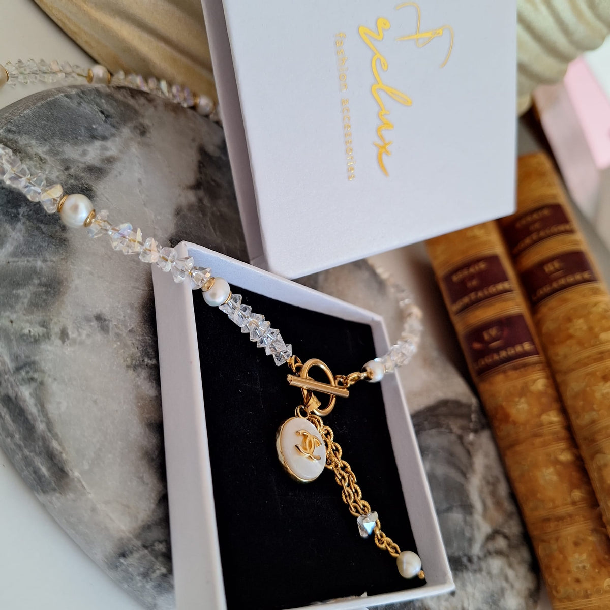 Collana Esta - Creazione artigianale Relux con bottone vintage upcycled