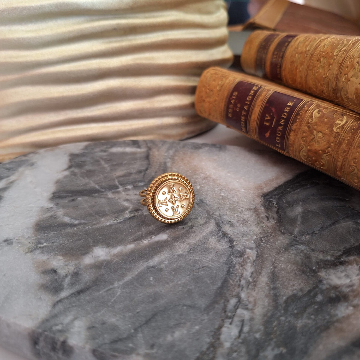 Anello Hazel - Creazione artigianale Relux con bottone upcycled