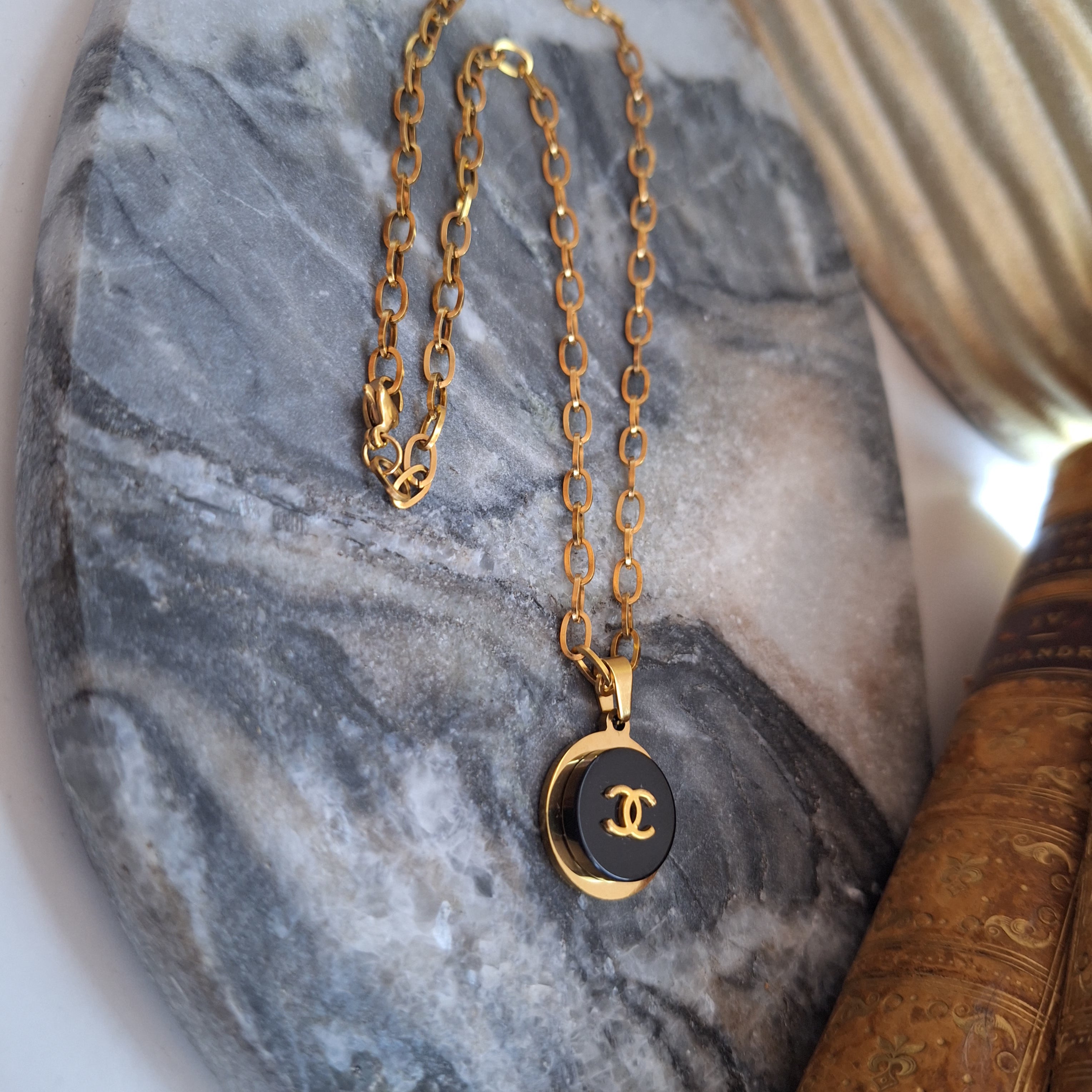Kels necklace - Relux handcrafted creation with upcycled vintage button