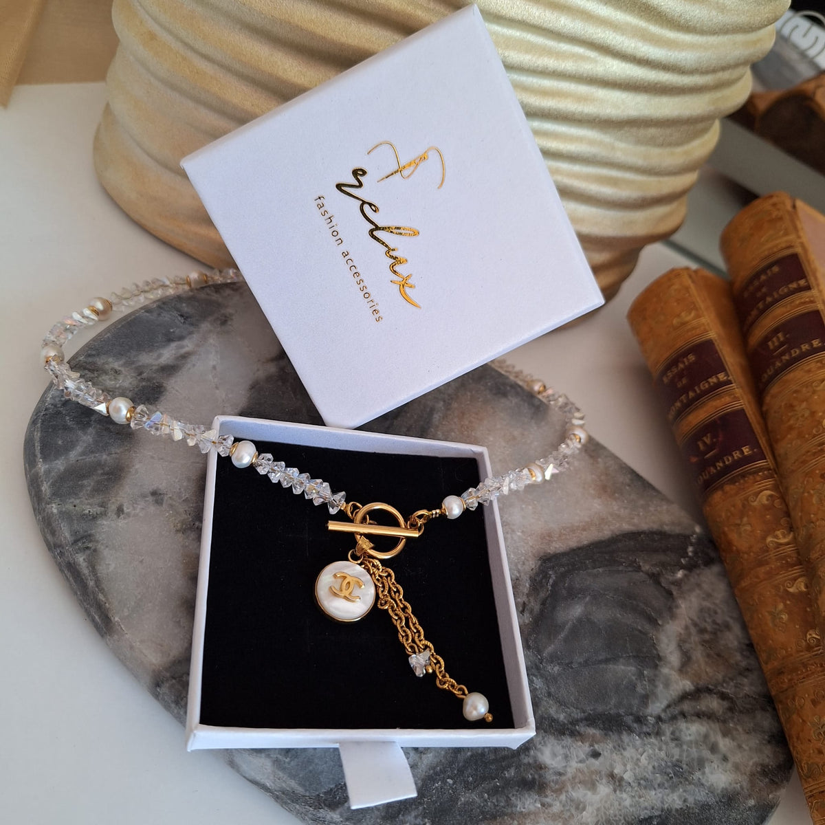 Collana Esta - Creazione artigianale Relux con bottone vintage upcycled