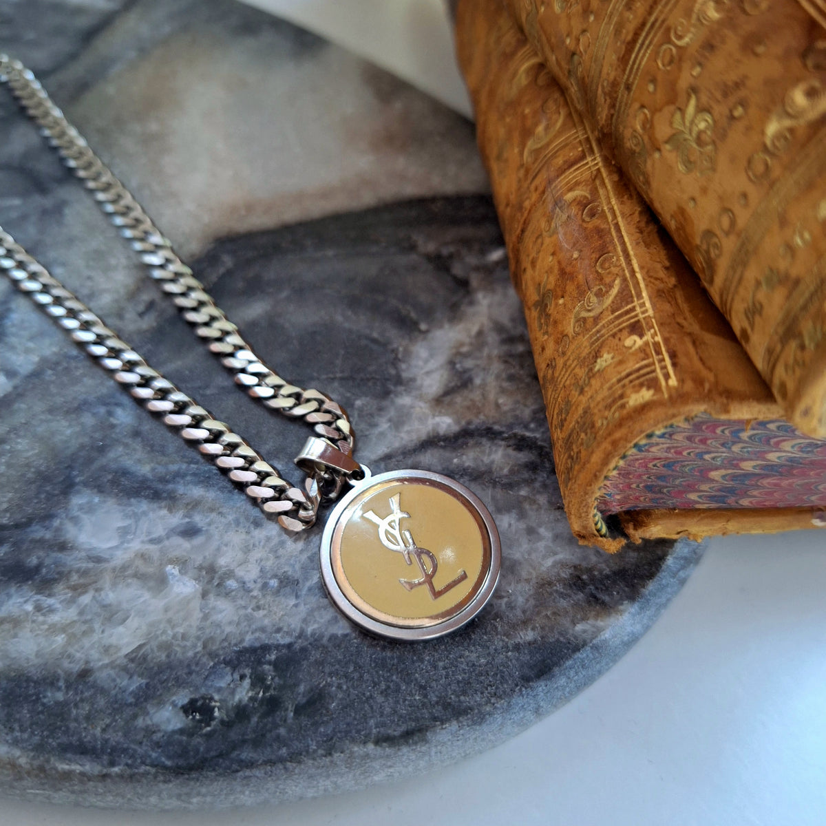 Collana Luce - Creazione artigianale Relux con bottone vintage upcycled