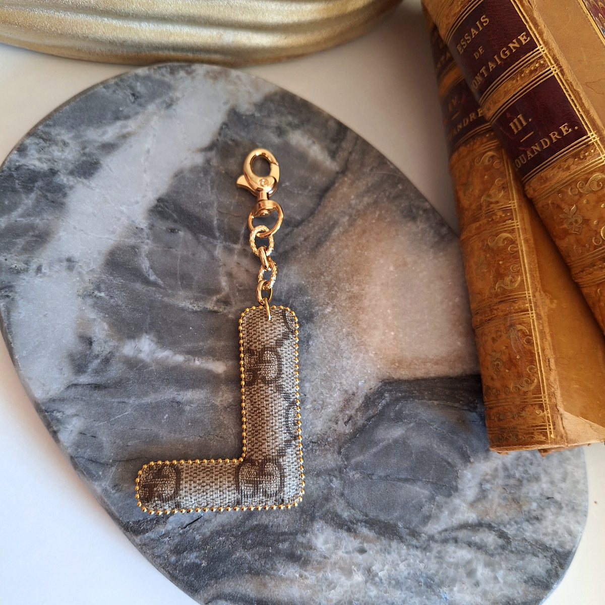 Portachiavi lettera iniziale - Creazione artigianale Relux in pelle vintage upcycled