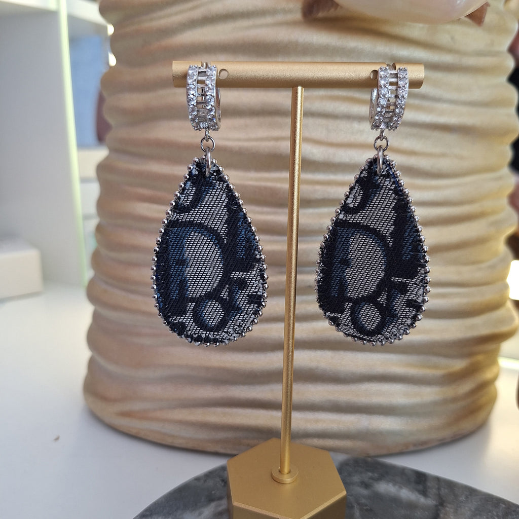 Roa earrings - Handcrafted Relux creation in upcycled vintage fabric