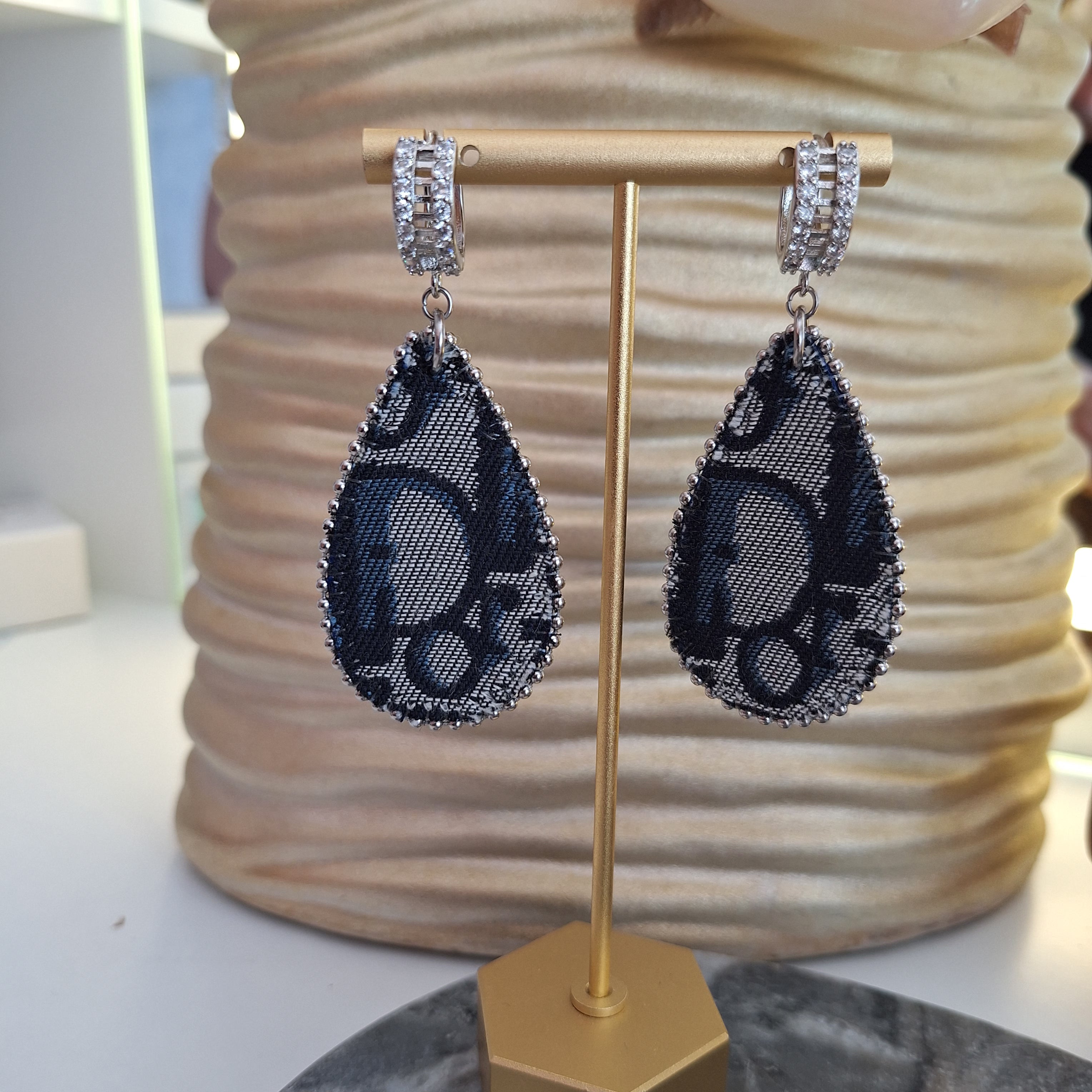 Roa earrings - Handcrafted Relux creation in upcycled vintage fabric