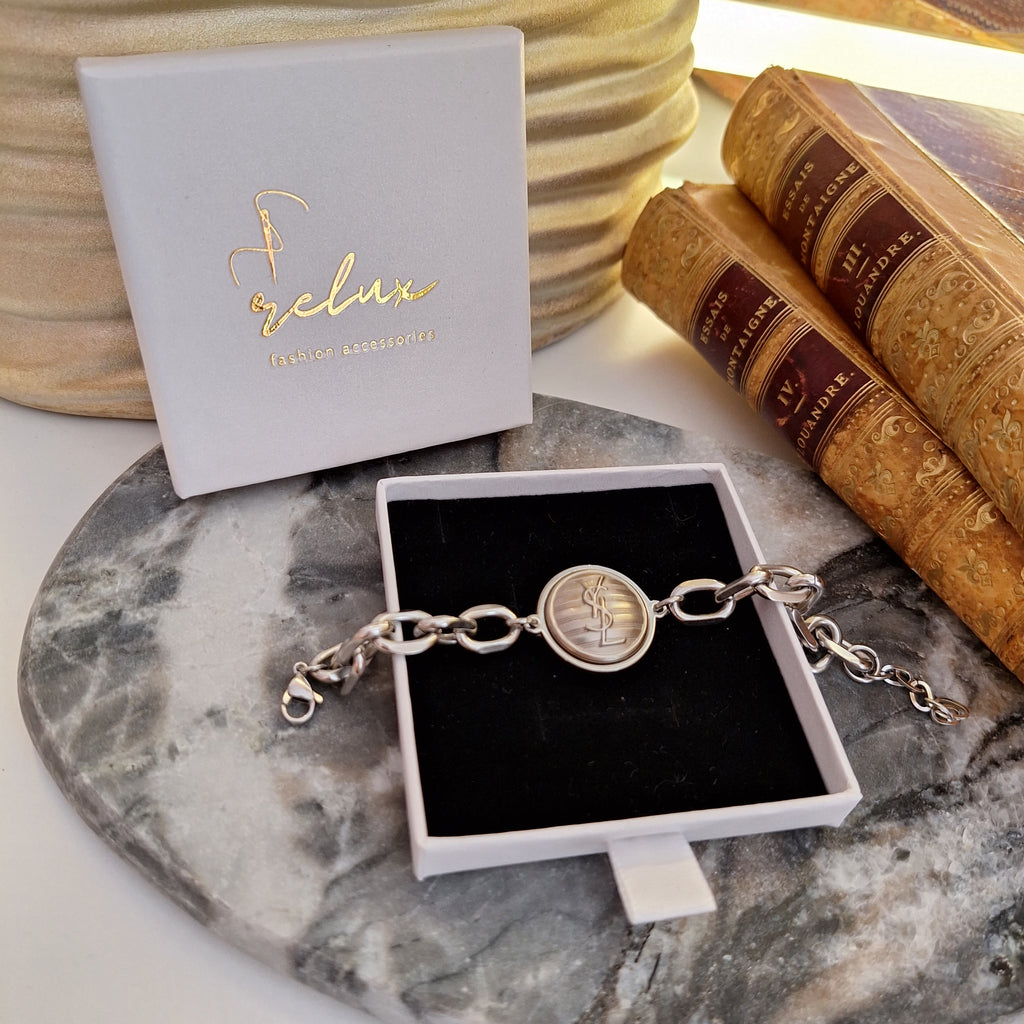 Juli bracelet - Handcrafted Relux creation with an upcycled vintage button