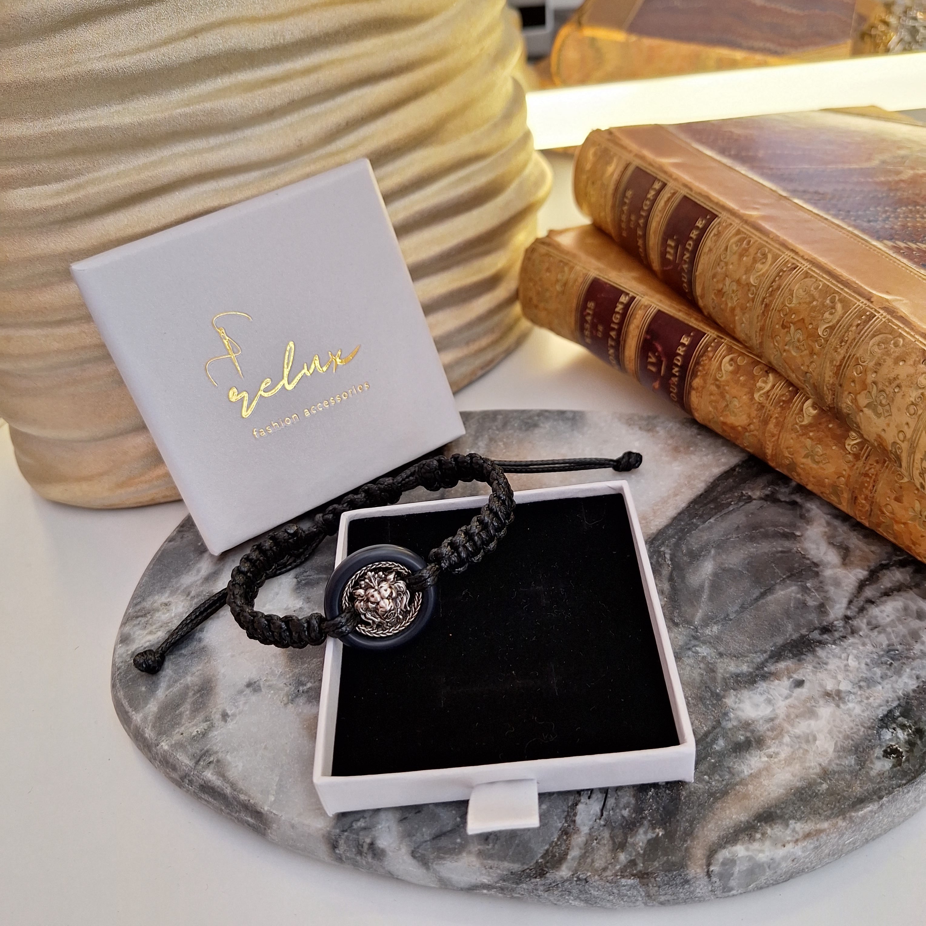 Ola Bracelet - Relux artisanal creation with upcycled button