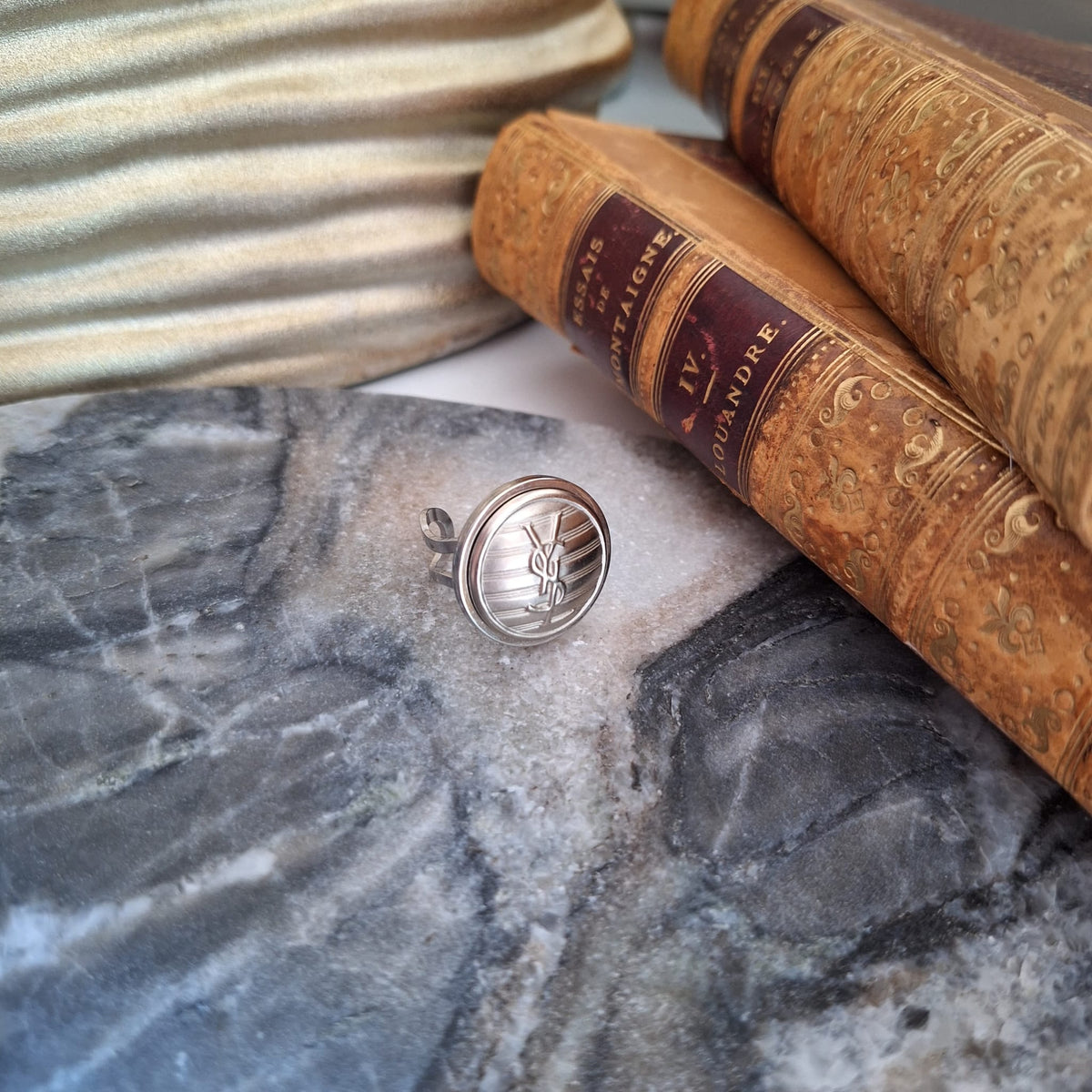 Anello Hissa - Creazione artigianale Relux con bottone upcycled