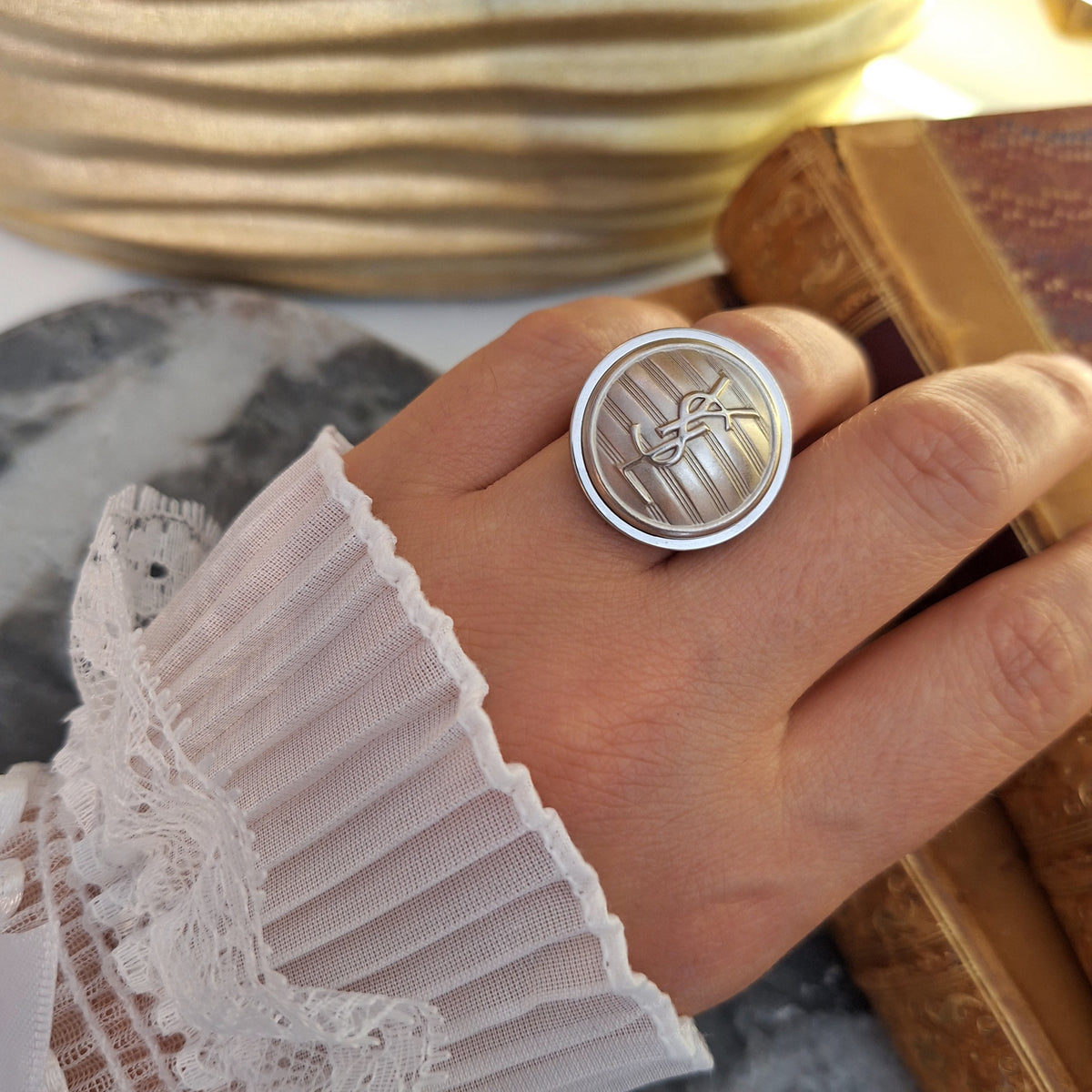 Anello Hissa - Creazione artigianale Relux con bottone upcycled