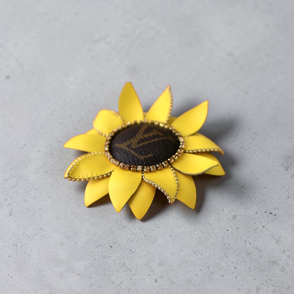 Spilla Girasole in Pelle e Strass – Upcycled