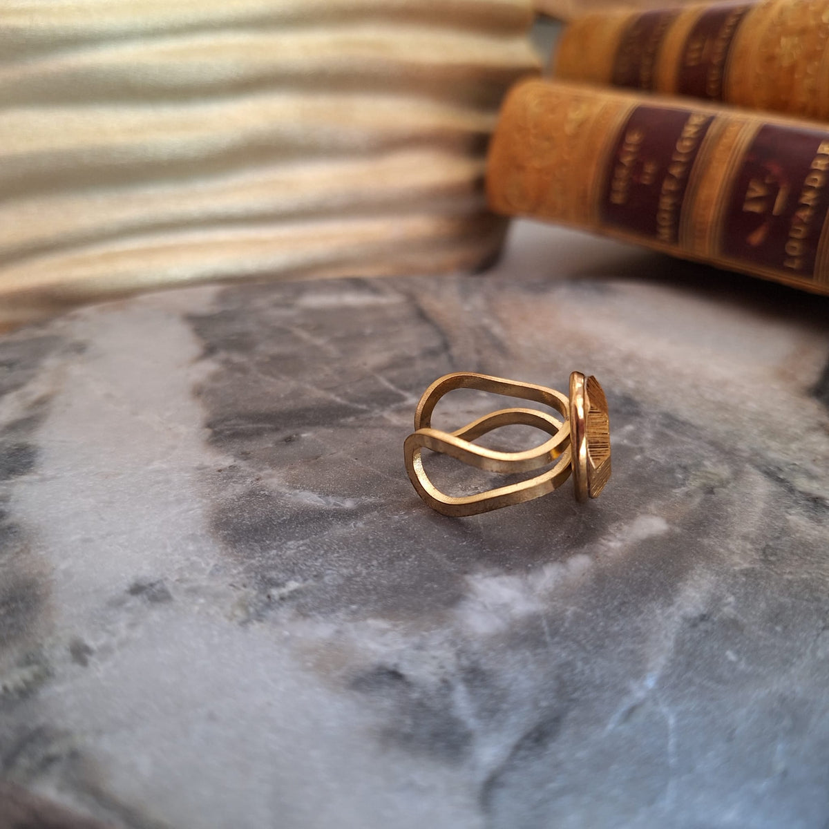 Anello Kyra - Creazione artigianale Relux con bottone upcycled