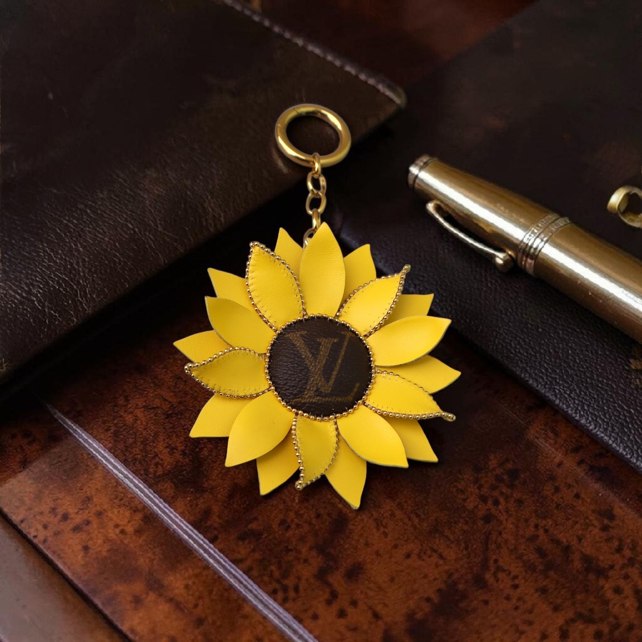 Charm Girasole in Pelle Upcycled