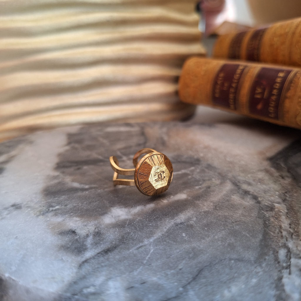 Anello Kyra - Creazione artigianale Relux con bottone upcycled