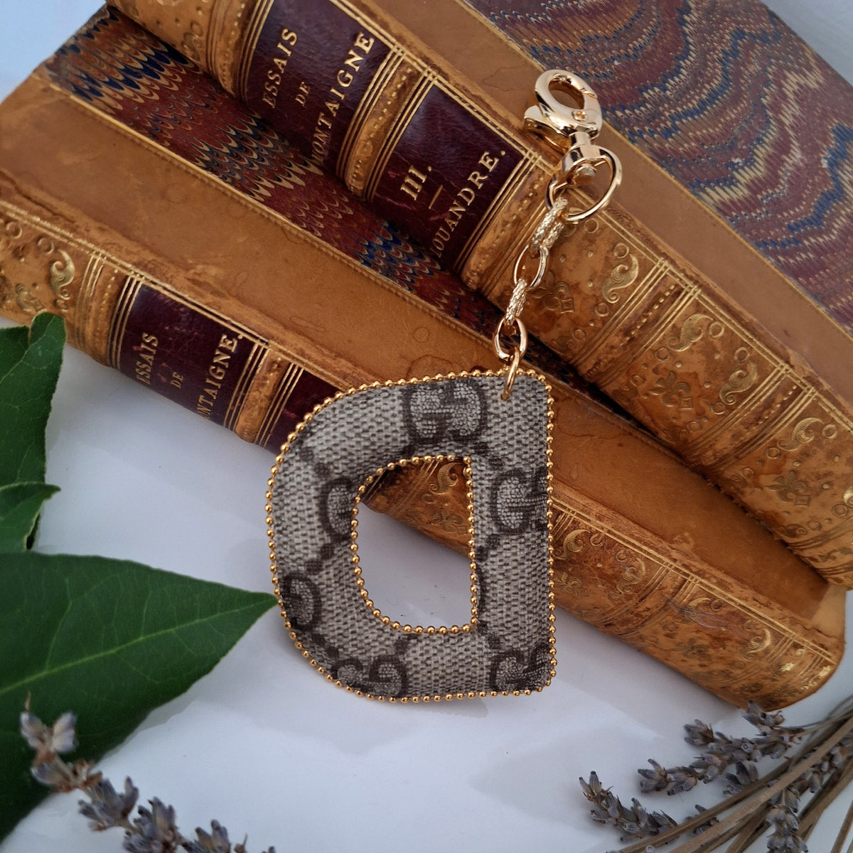 Portachiavi lettera iniziale - Creazione artigianale Relux in pelle vintage upcycled