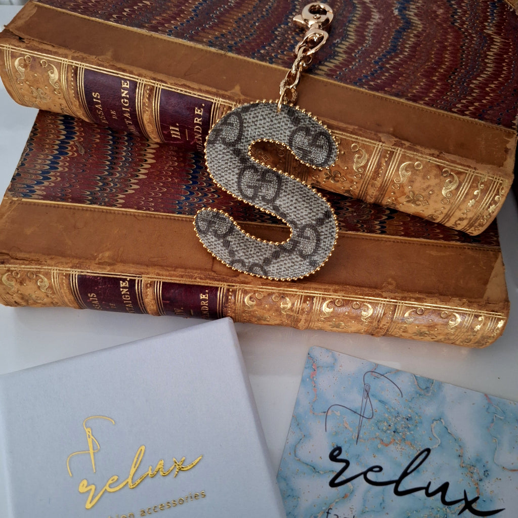 Portachiavi lettera iniziale - Creazione artigianale Relux in pelle vintage upcycled