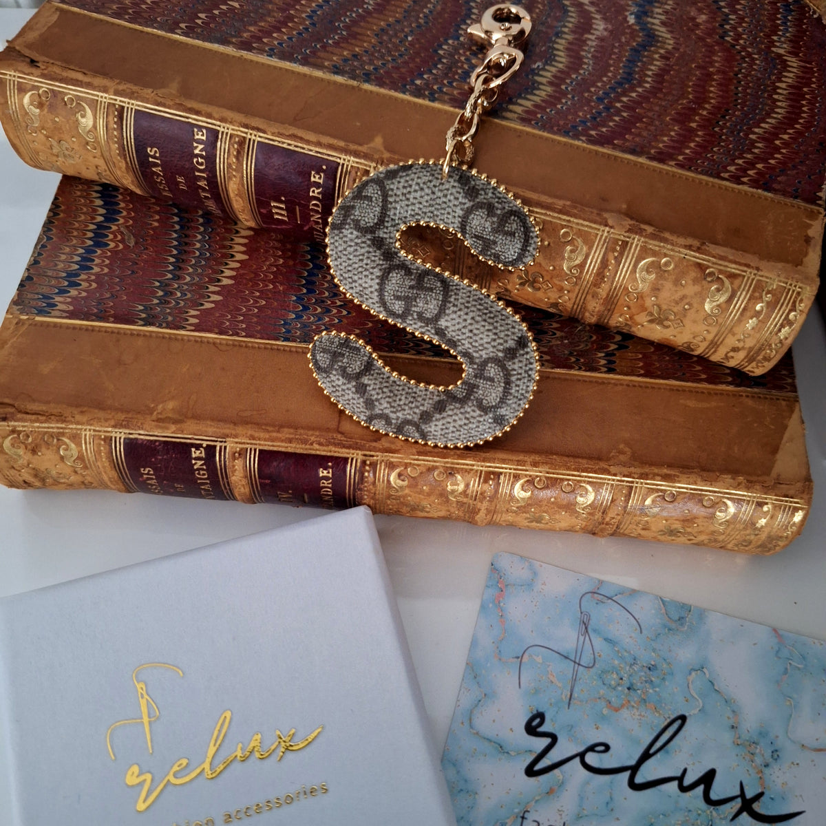 Portachiavi lettera iniziale - Creazione artigianale Relux in pelle vintage upcycled