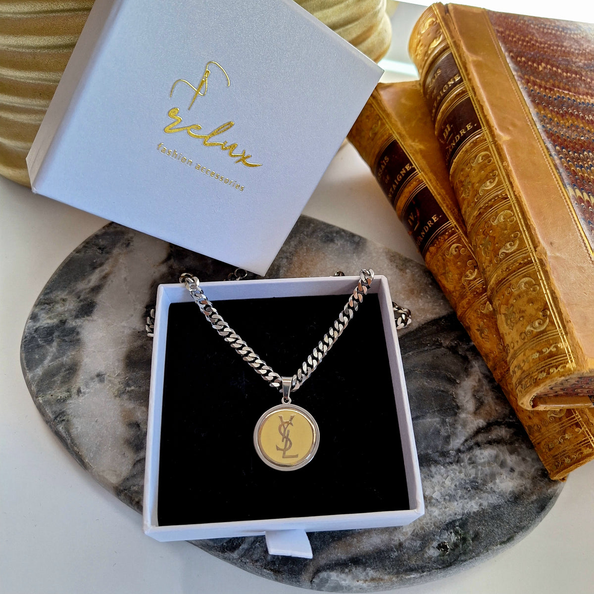 Collana Luce - Creazione artigianale Relux con bottone vintage upcycled