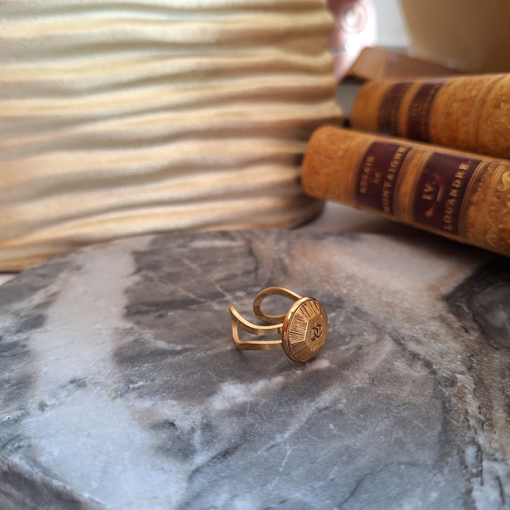 Anello Kyra - Creazione artigianale Relux con bottone upcycled