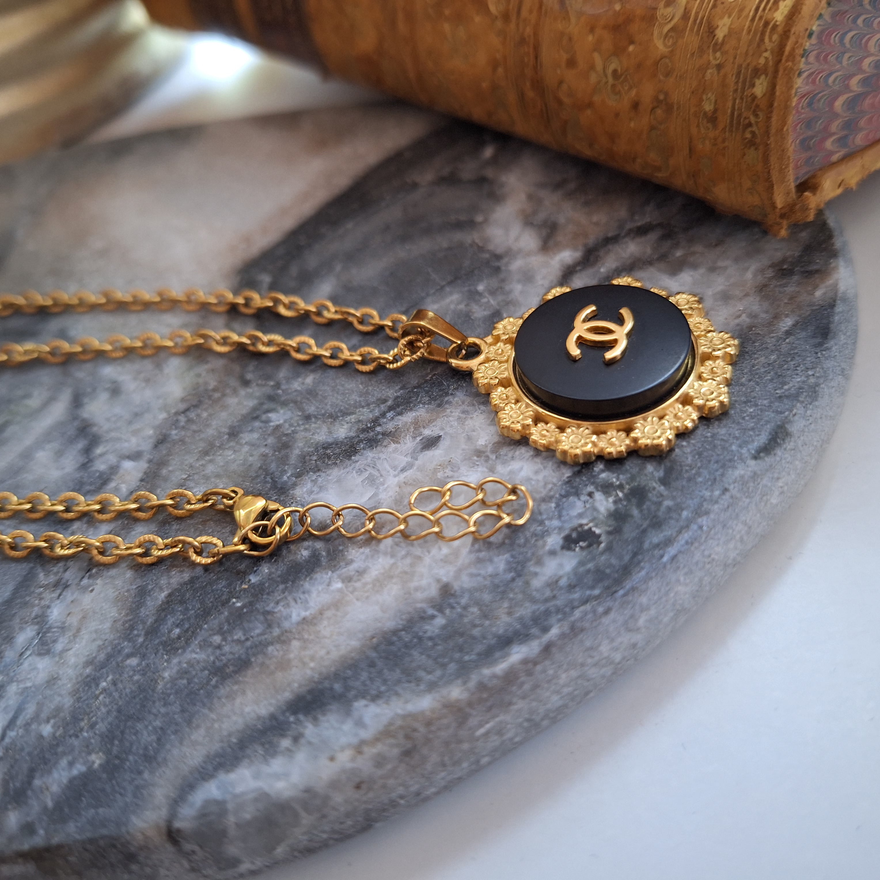 Collana Ova - Creazione artigianale Relux con bottone vintage upcycled