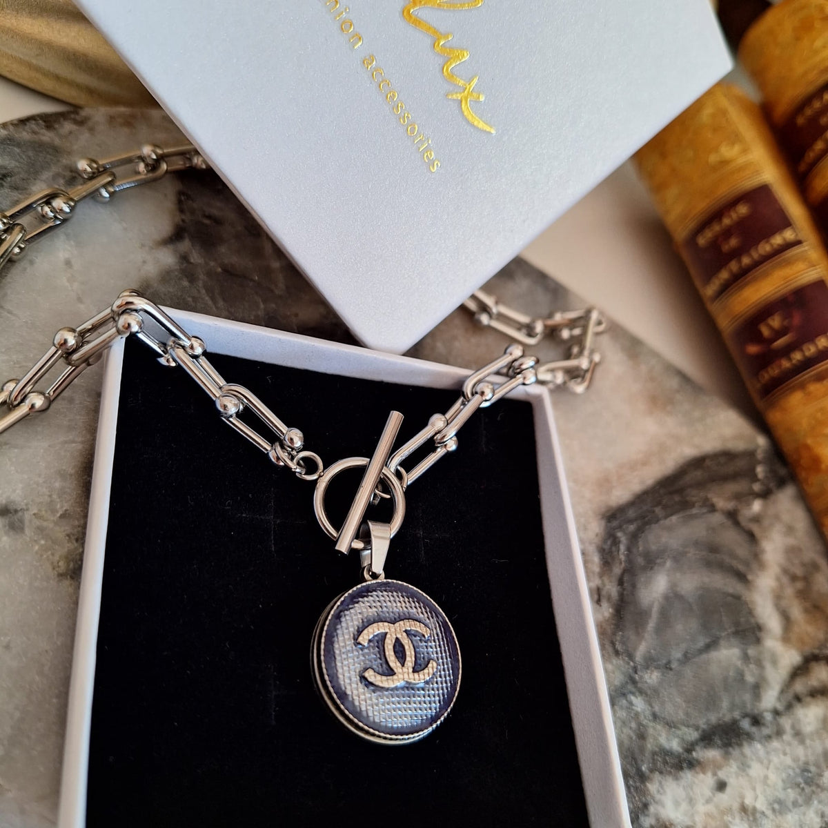 Collana Dora - Creazione artigianale Relux con bottone upcycled