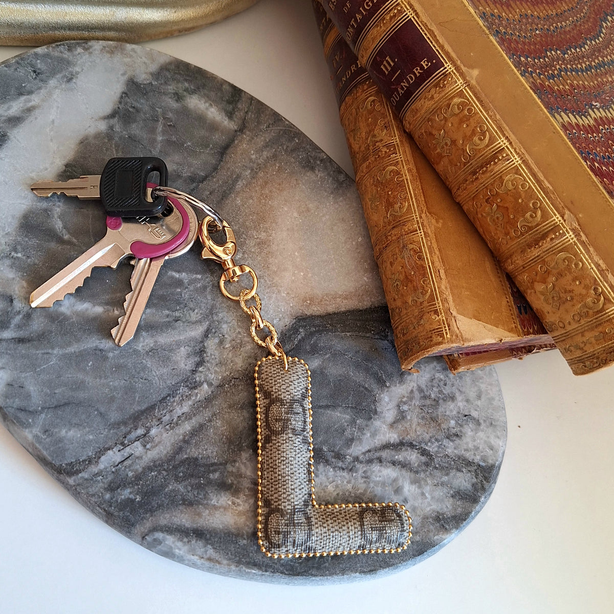 Portachiavi lettera iniziale - Creazione artigianale Relux in pelle vintage upcycled