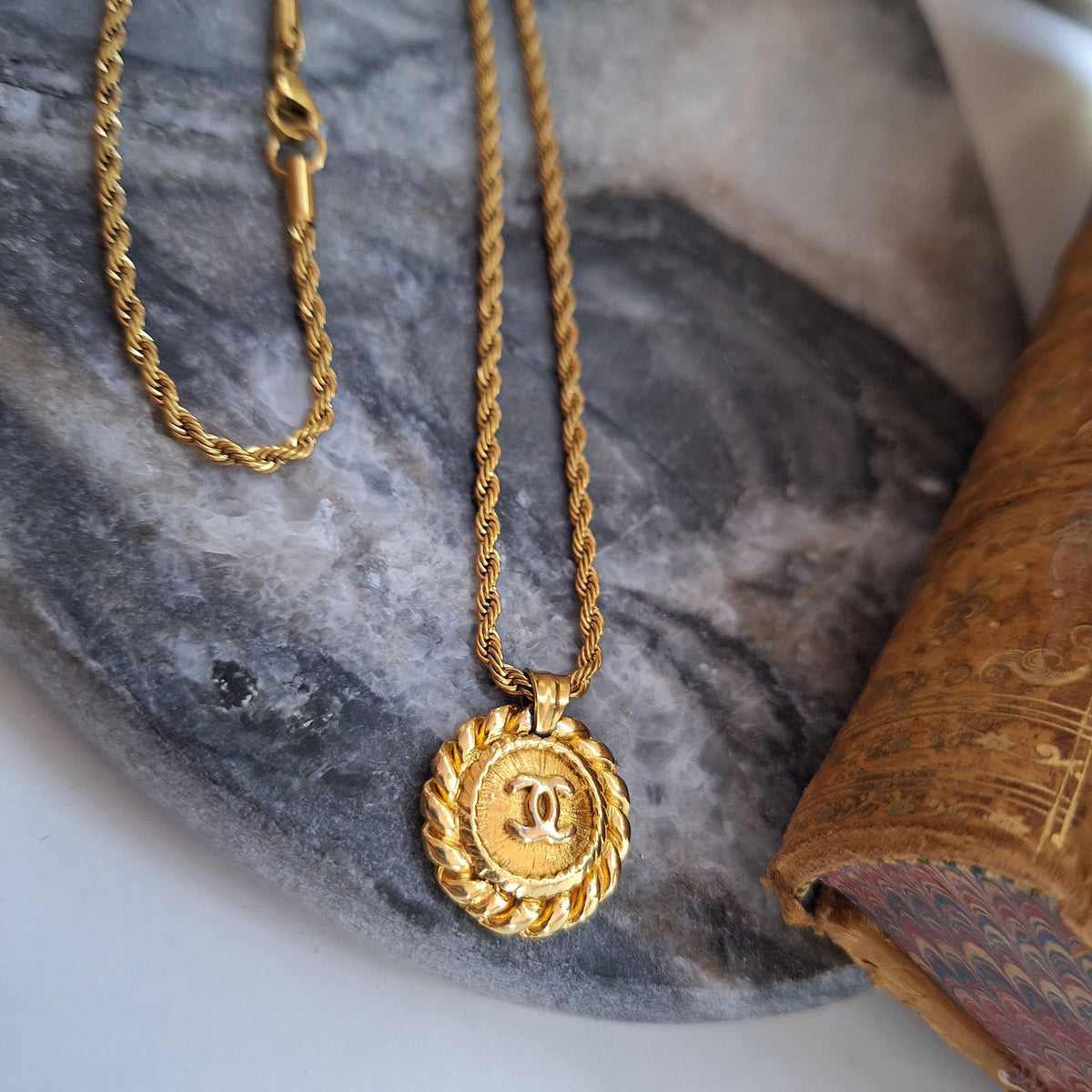 Collana Flora - Creazione artigianale Relux con bottone vintage upcycled