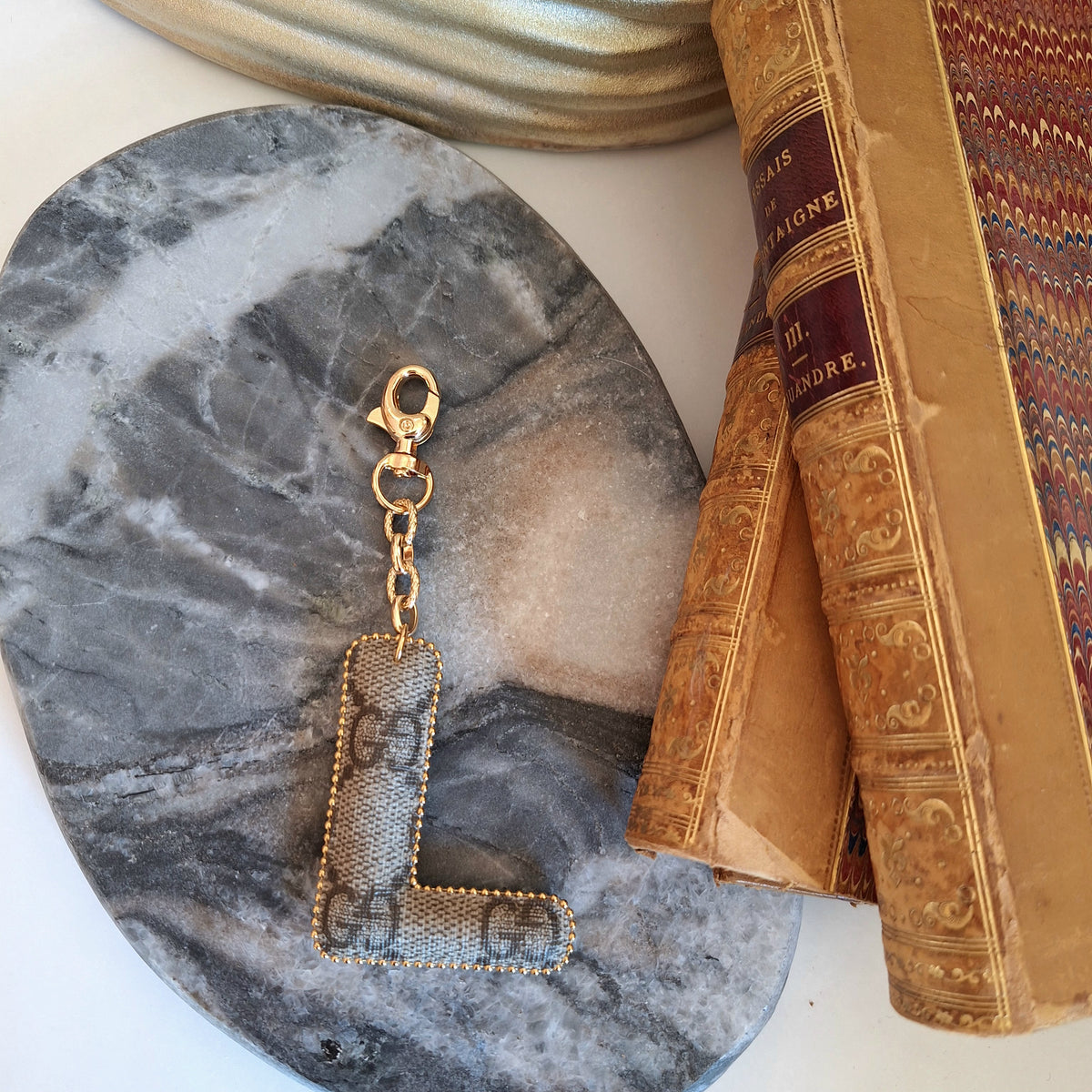 Portachiavi lettera iniziale - Creazione artigianale Relux in pelle vintage upcycled