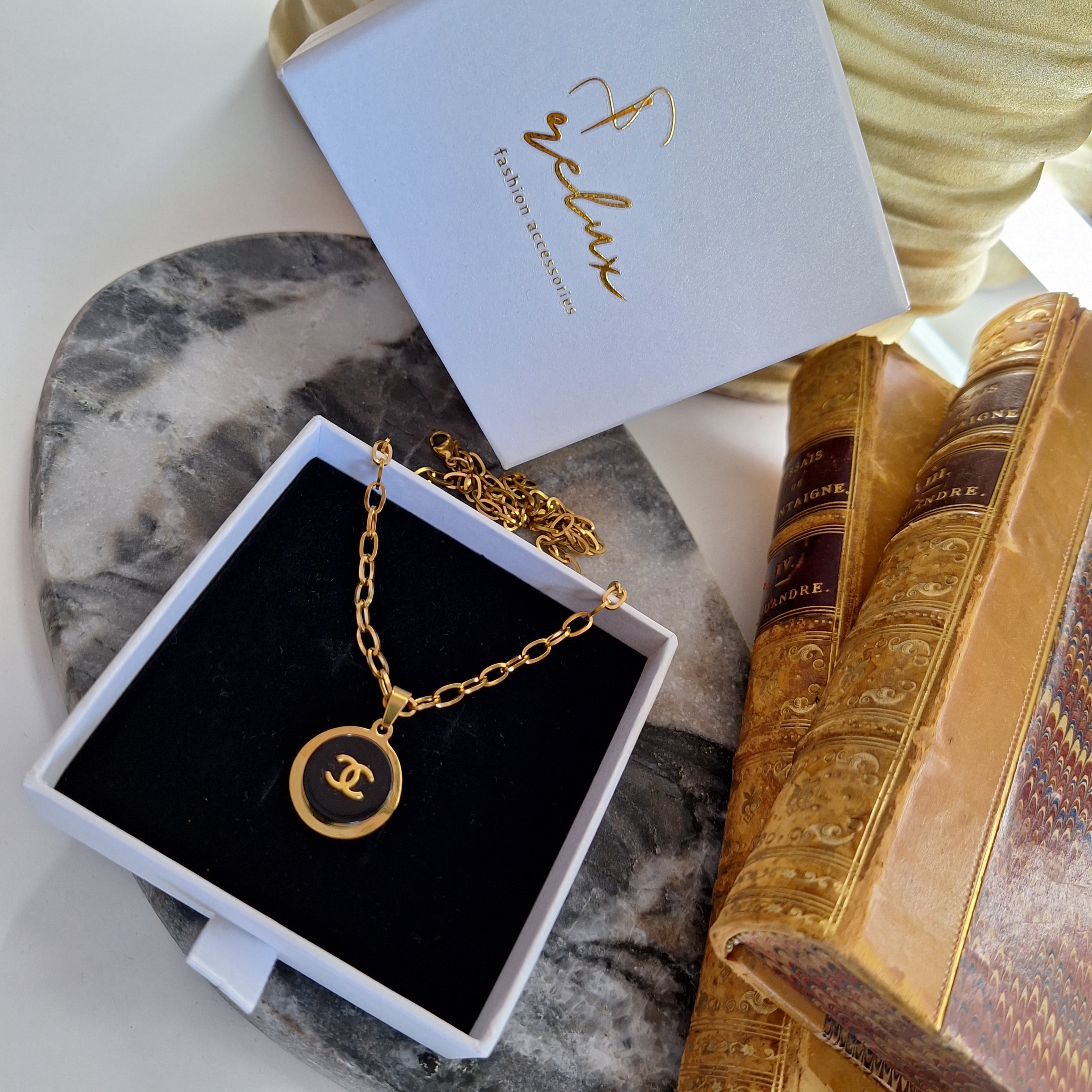 Kels necklace - Relux handcrafted creation with upcycled vintage button